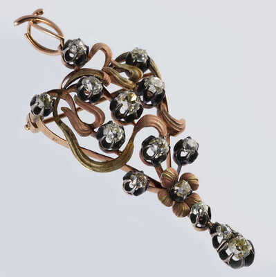 Брошь из желтого, розового и белого золота (по клейму 500), общим весом 15,37 грамма, содержит природные вставки из бриллиантов